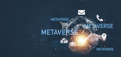 novo metaverso com conceito de negócios de ícones, mão de negócios segurando um globo virtual com tecnologia futura de ícones financeiros, objetivos de negócios, comunicação on-line, ícone de tela gráfica de uma tela de mídia, big data foto