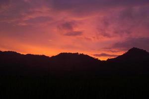 montanhas e céu às pôr do sol foto