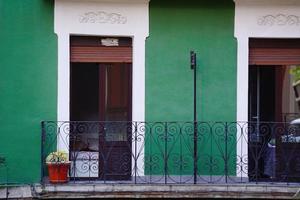 janela na fachada verde de um edifício foto