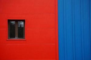 janela na fachada vermelha de uma casa foto