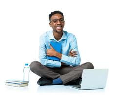 feliz africano americano Faculdade aluna sentado com computador portátil em branco foto