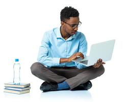 africano americano Faculdade aluna sentado com computador portátil em branco foto