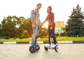 jovem casal equitação hoverboard - elétrico lambreta, pessoal eco transporte, giroscópio lambreta, inteligente Saldo roda foto