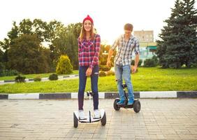 jovem casal equitação hoverboard - elétrico lambreta, pessoal eco transporte, giroscópio lambreta, inteligente Saldo roda foto