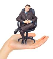 homem de negocios sentado em cadeira dentro mão foto