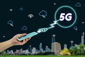 mão segurando o telefone inteligente móvel com paisagem urbana, interface de rede 5g e conceito de ícone foto