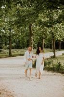 uma feliz jovem casal é desfrutando a lindo arredores do uma jardim, aquecendo dentro a Sol e cada outros companhia foto