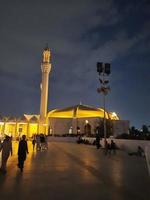 jedá, saudita Arábia, marcha 2023 - uma lindo noite Visão do a mesquita em a Jeddah corniche. foto