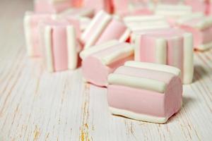 doce Rosa marshmallows em branco mesa foto