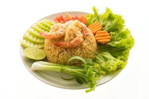 arroz frito com camarão e camarão no prato branco foto