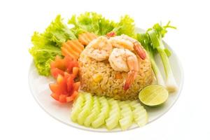 arroz frito com camarão e camarão em prato branco foto