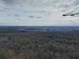 panorama do a cidade a partir de a altura do uma de vários andares construção foto