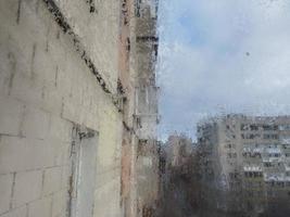 nublado vidro a partir de a evaporação do umidade em a sacada foto