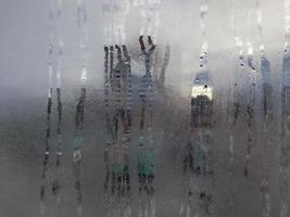 nublado vidro a partir de a evaporação do umidade em a sacada foto