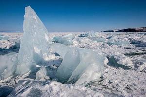 uma ampla peça do gelo carrinhos verticalmente congeladas para dentro lago baikal. foto