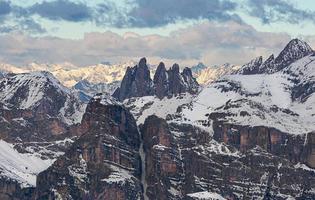 espetacular Visualizações do a montanha picos do a dolomites Alpes dentro Itália foto