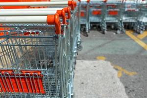 uma muitos do compras carrinhos às a estacionamento perto a supermercado foto