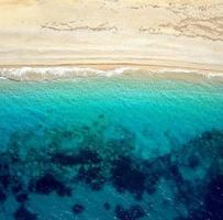 topo Visão do uma deserta de praia. a grego costa do a ioniano mar foto