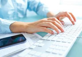 mulher escritório trabalhador digitando em a teclado foto