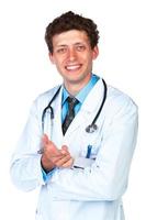 retrato do uma sorridente masculino médico mostrando dedo às você foto