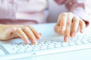 mulher escritório trabalhador digitando em a teclado foto