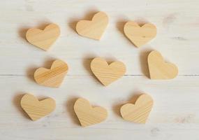 de madeira corações em branco de madeira fundo foto