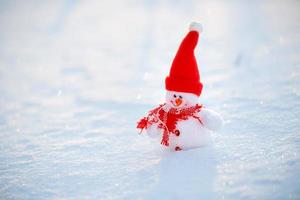 feliz boneco de neve em pé dentro inverno Natal paisagem.neve fundo foto