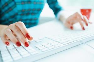 mulher escritório trabalhador digitando em a teclado foto