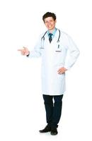 retrato do uma sorridente jovem masculino médico apontando lateralmente em branco foto