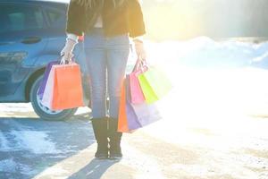 mulher segurando dela compras bolsas dentro dela mão foto