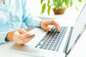 mulher escritório trabalhador digitando em a teclado foto