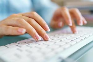 mulher escritório trabalhador digitando em a teclado foto