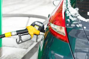 carro reabastecimento em uma gasolina estação dentro inverno foto