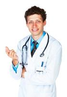 retrato do uma masculino médico mostrando dedo às você em branco foto