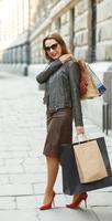 lindo mulher com compras bolsas dentro a legal foto