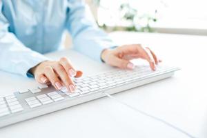 mulher escritório trabalhador digitando em a teclado foto