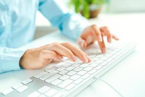 mulher escritório trabalhador digitando em a teclado foto