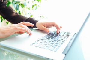 homens escritório trabalhador digitando em a teclado foto