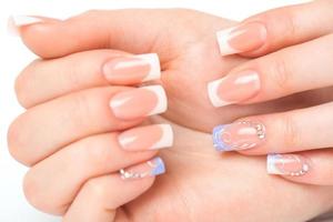 lindo fêmea mãos com francês manicure foto