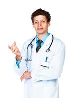 retrato do uma masculino médico mostrando dedo às você em branco foto