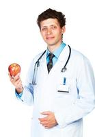 retrato do uma sorridente masculino médico segurando vermelho maçã foto