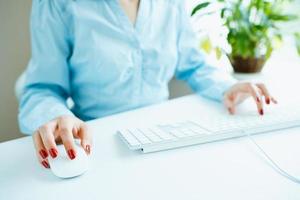 mulher escritório trabalhador digitando em a teclado foto