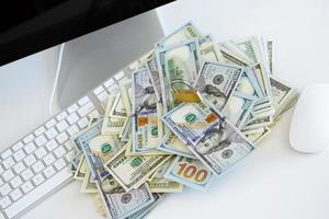 segurança trava em dólar contas com branco computador teclado foto