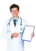sorridente masculino médico mostrando prancheta com cópia de espaço para texto foto