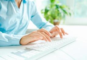 mulher escritório trabalhador digitando em a teclado foto