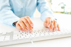 mulher escritório trabalhador digitando em a teclado foto