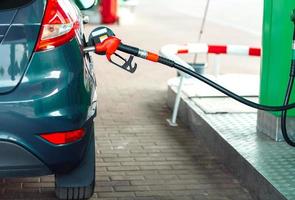 carro reabastecimento em uma gasolina estação fechar acima foto