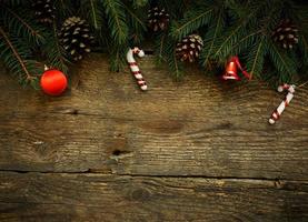 Natal árvore galhos com Natal decorações em de madeira textura foto