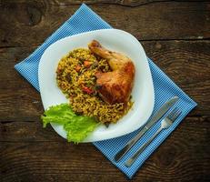 saboroso prato do frango coxa com arroz
