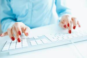 mulher escritório trabalhador digitando em a teclado foto